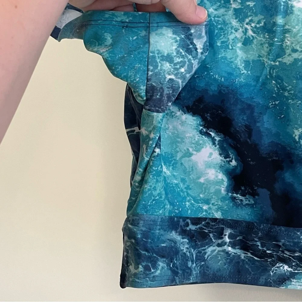 Torrid swim top 1x ocean water print rashguard crop, built-in bra. - Picture 4 of 6